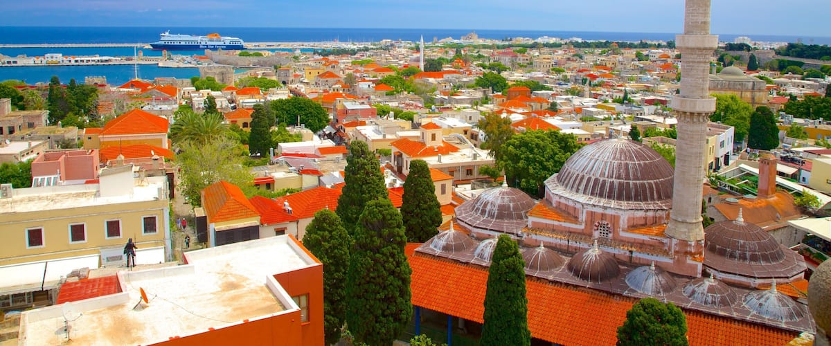 Klokketårn som viser historisk arkitektur og by