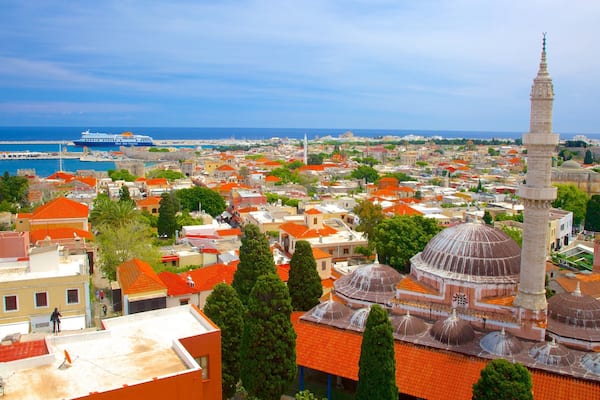Clocher montrant patrimoine architectural et ville