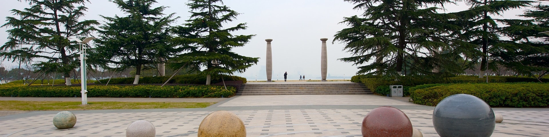 Wuzhong showing outdoor art and a square or plaza