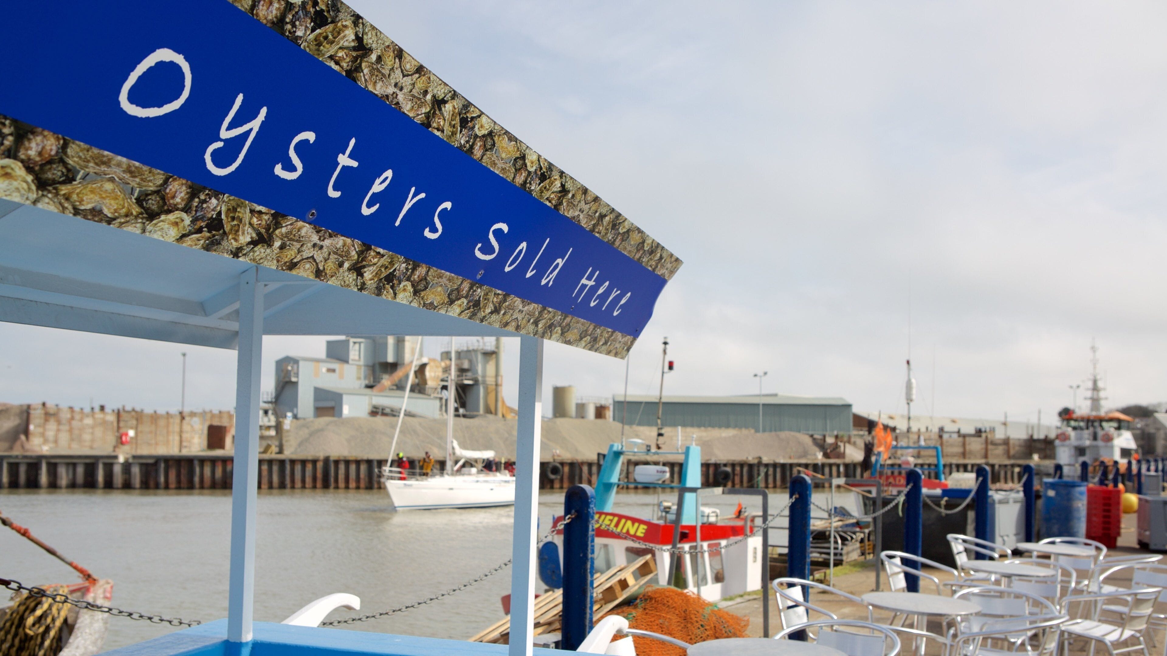 Whitstable havn som inkluderer skilt og spise utendørs