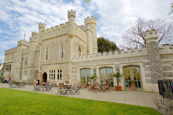 ChĂąteau et jardins de Whitstable qui includes patrimoine historique, chĂąteau ou palais et jardin