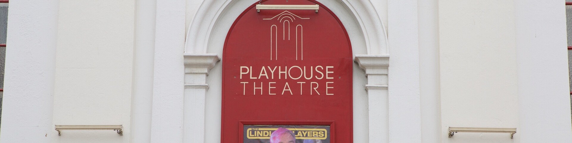 Playhouse Theatre Whitstable que inclui sinalização e cenas de teatro