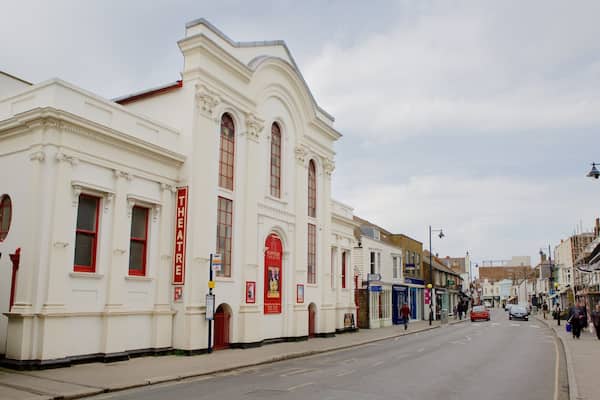 Playhouse Theatre Whitstable welches beinhaltet Theater und Straßenszenen