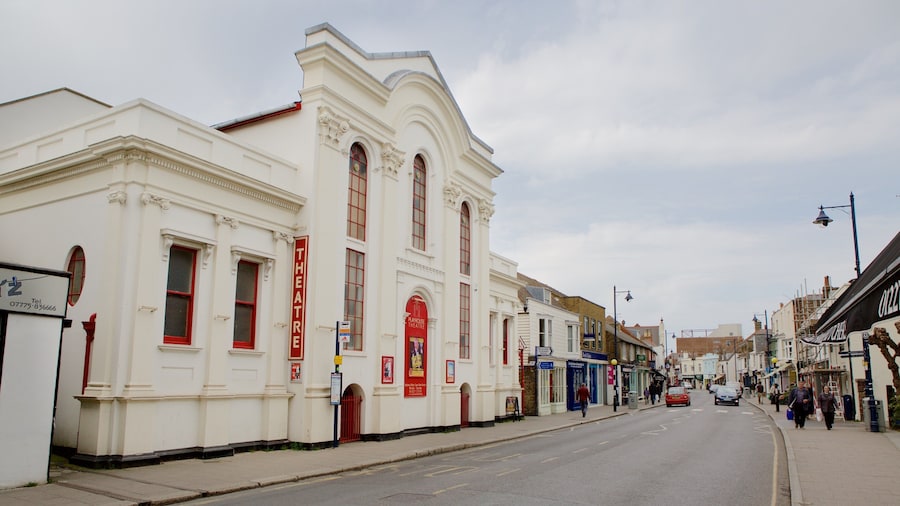 Playhouse Theatre Whitstable mostrando cenas de teatro e cenas de rua