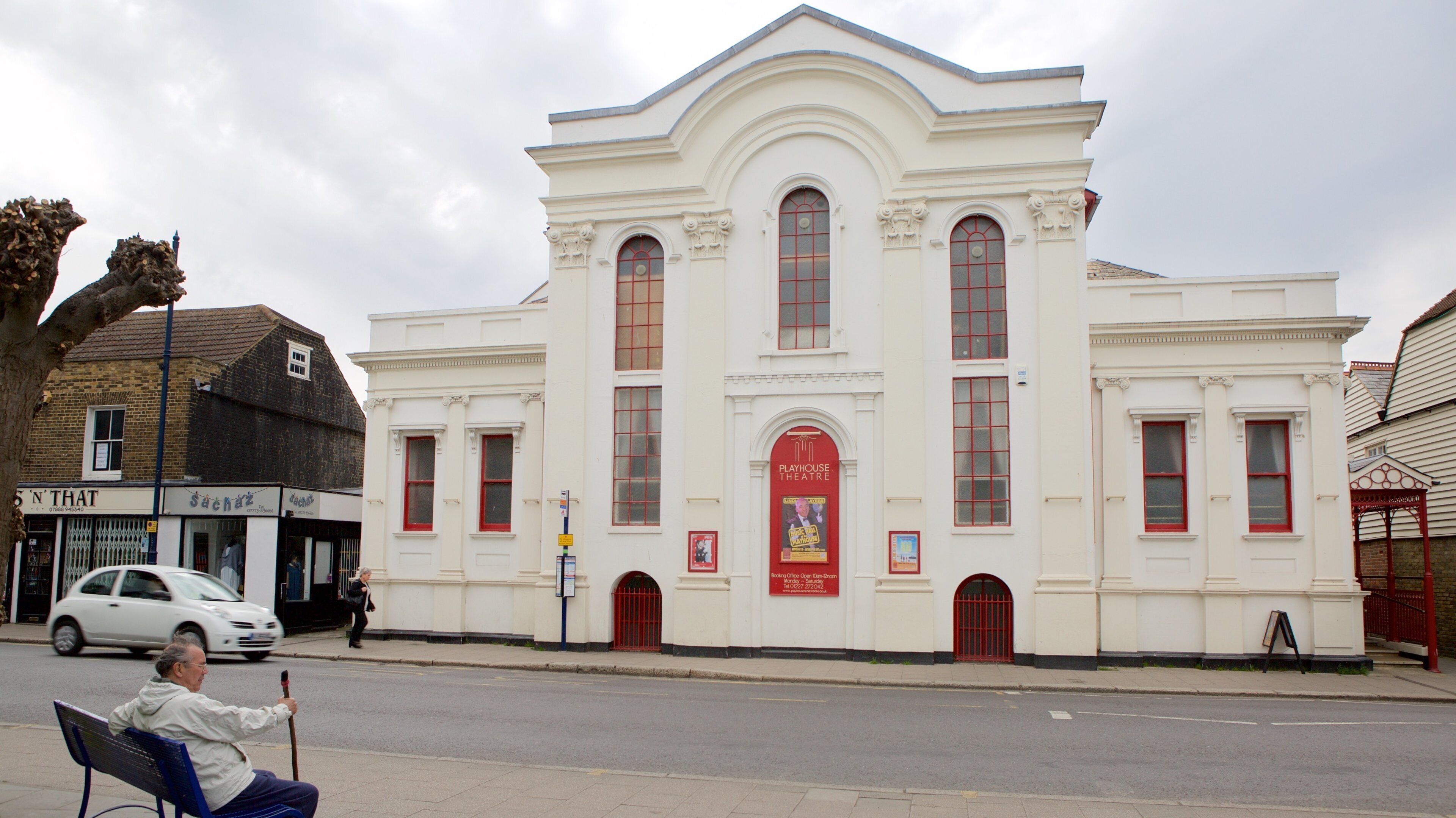 Playhouse Theatre Whitstable toont theaters en ook een man