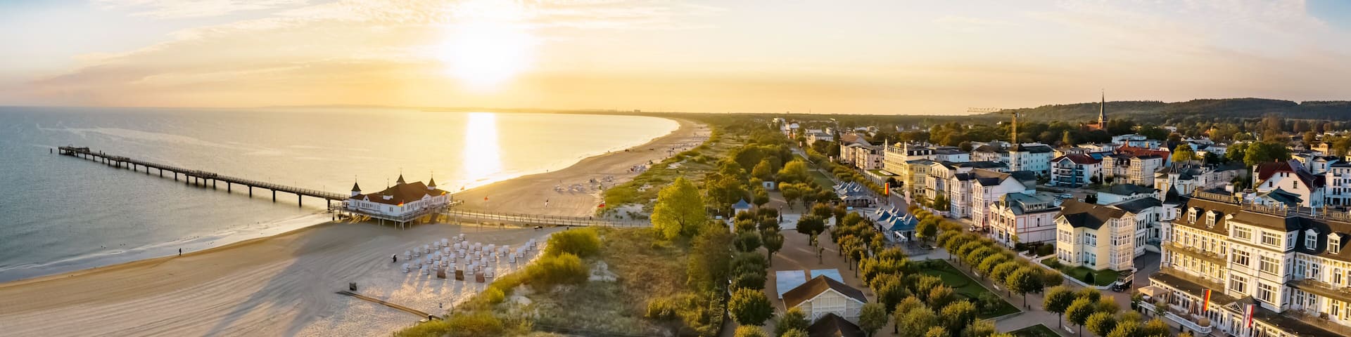Luftbild Ahlbecker Strand mit Seebrücke und Promenade