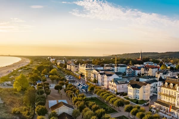 Luftbild Ahlbecker Strand mit Seebrücke und Promenade
