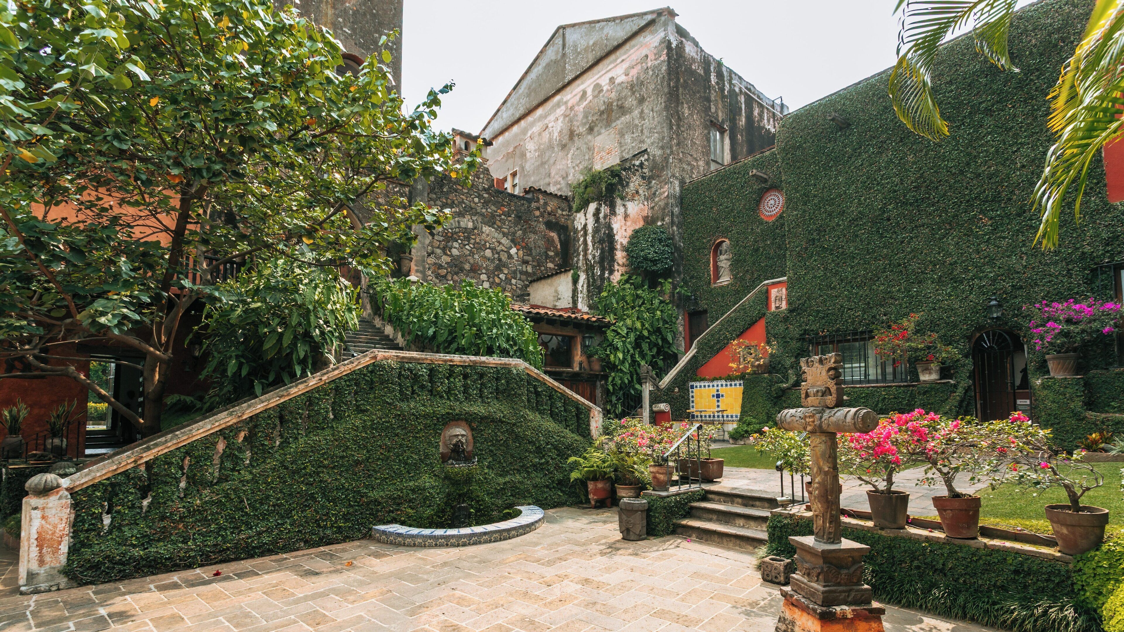 Exploring the unique architecture and lush gardens of Robert Brady Museum in Cuernavaca, Morelos, Mexico