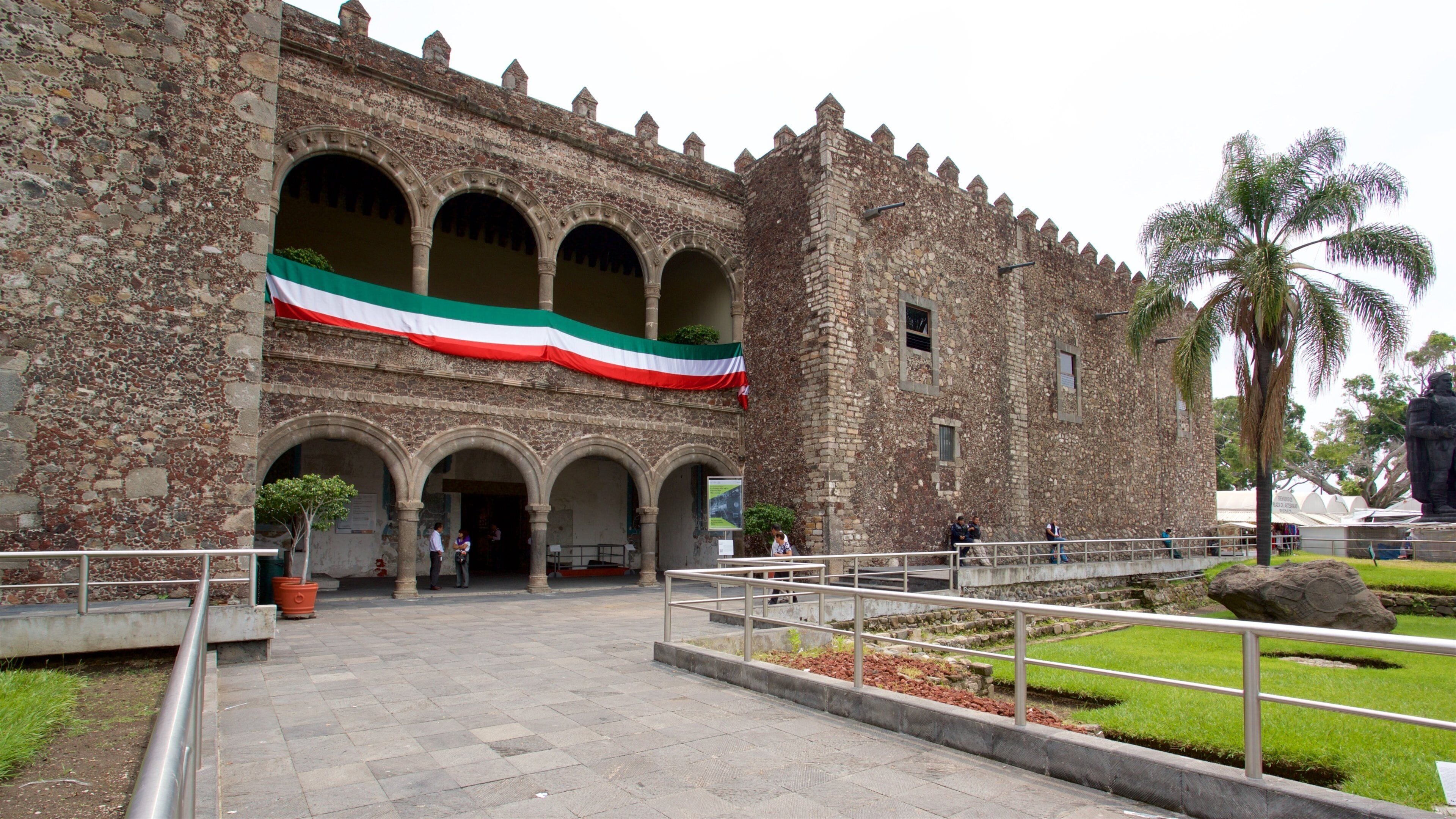 Palace of Cortes Museum showing heritage elements and a park