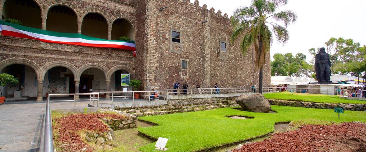 Palace of Cortes Museum featuring heritage elements and a park