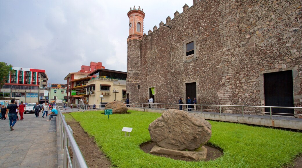 Musée du palais de Cortés montrant patrimoine historique et jardin