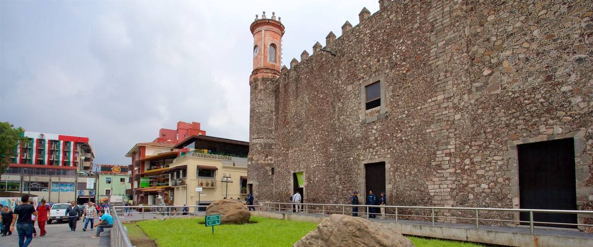 Museo palacio de Cortés que incluye un parque y elementos del patrimonio