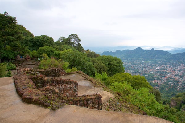 Tepoztecon pyramidi joka esittää rauhalliset maisemat ja rakennuksen rauniot