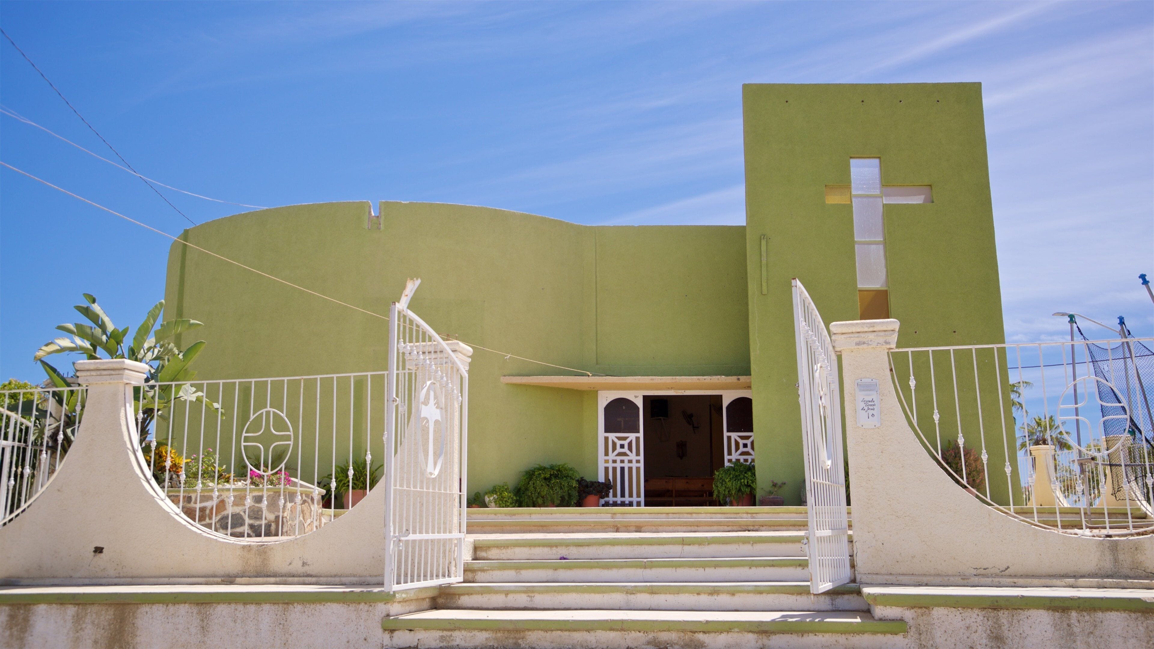 Los Cerritos Beach which includes a church or cathedral