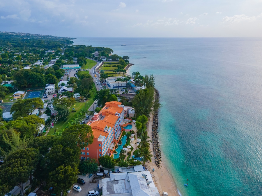Um resort costeiro com piscina, acesso à praia e vista para o oceano.