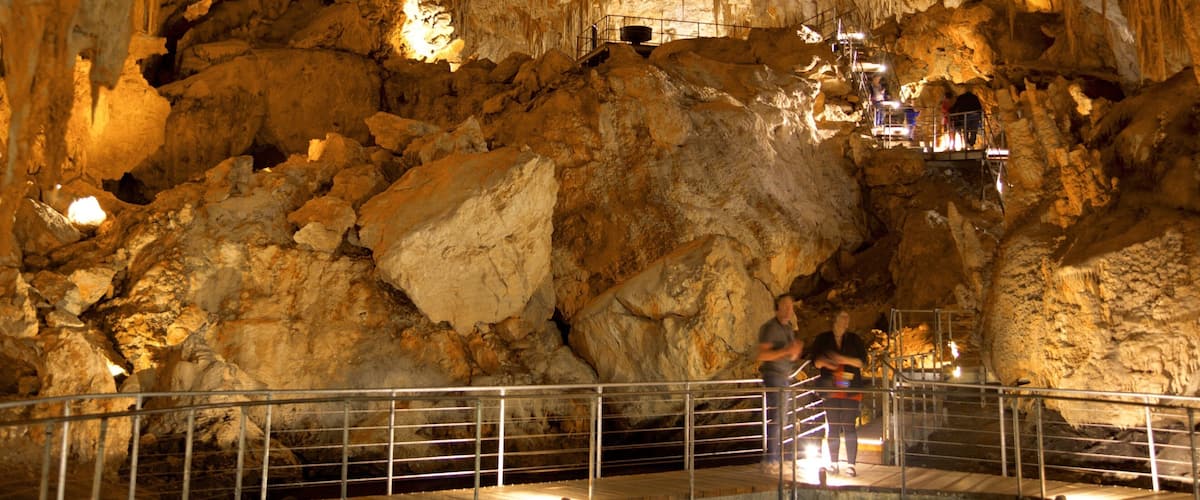 Grotte Mammoth montrant grottes aussi bien que couple