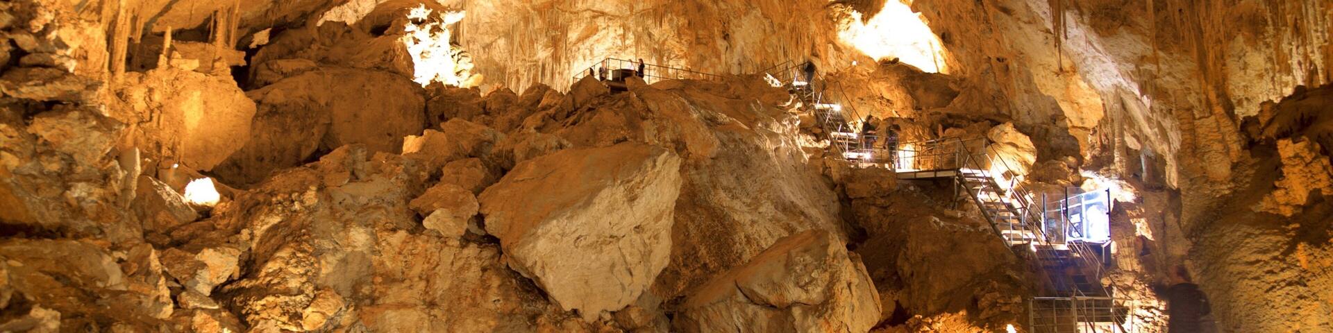 Mammoth Cave featuring caves