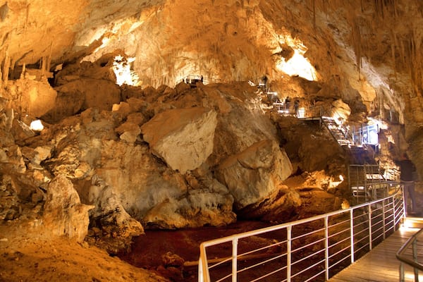 Mammoth Cave showing caves