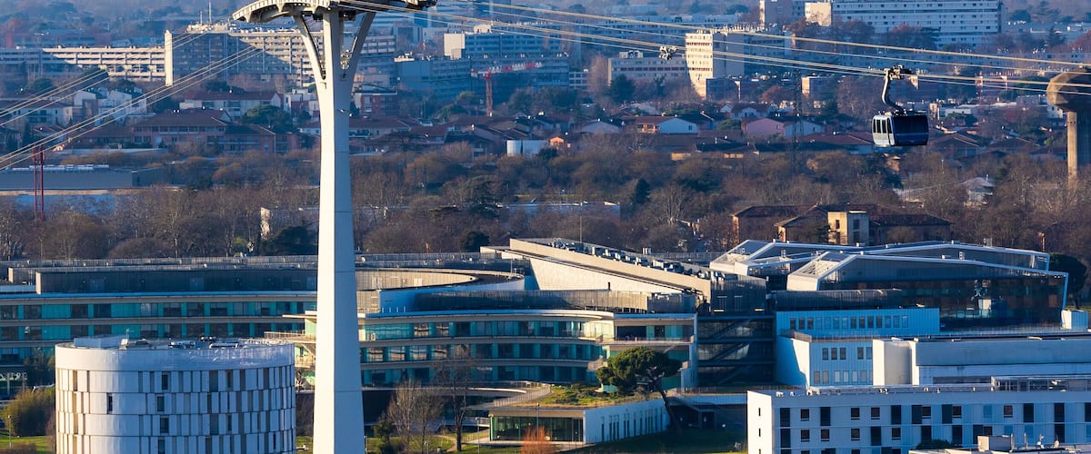 Pylône et cabine du téléphérique urbain de Toulouse au dessus de l’oncopole depuis Puech David