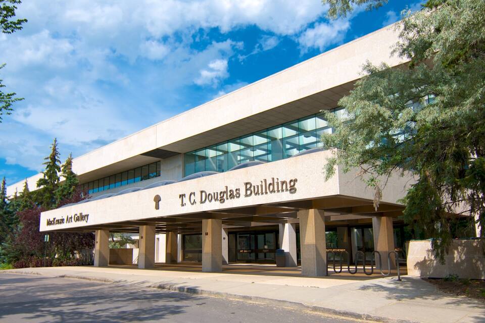 El Edificio T.C. Douglas con cielo despejado y árboles circundantes.