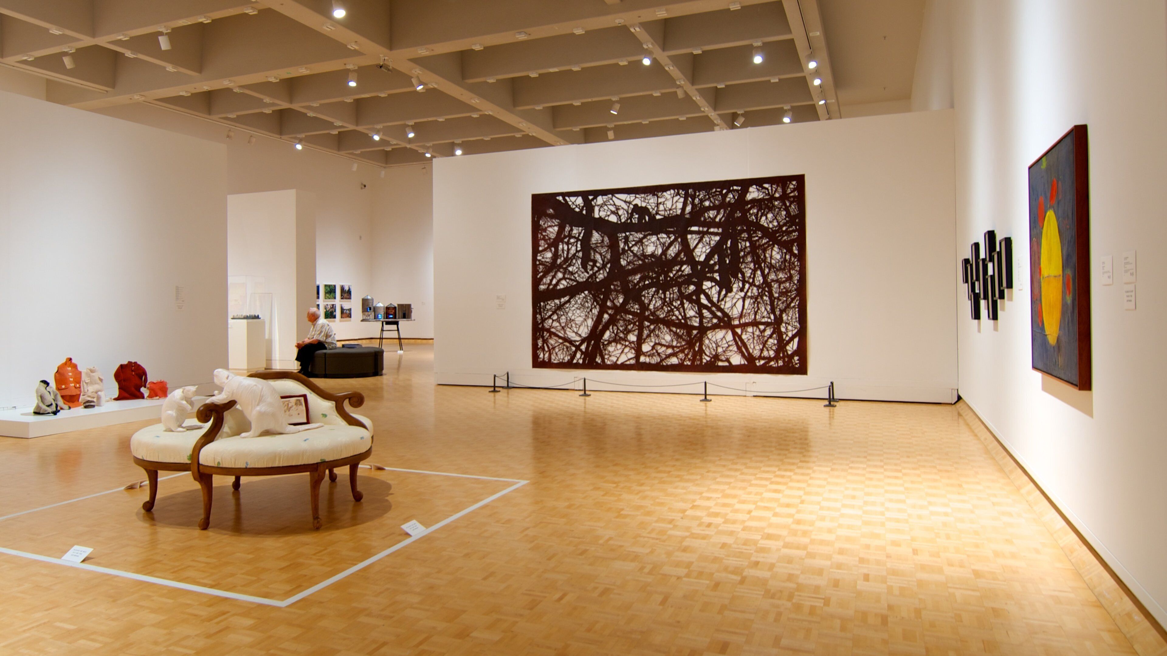 Galerie d\'art Mackenzie montrant vues intérieures et art
