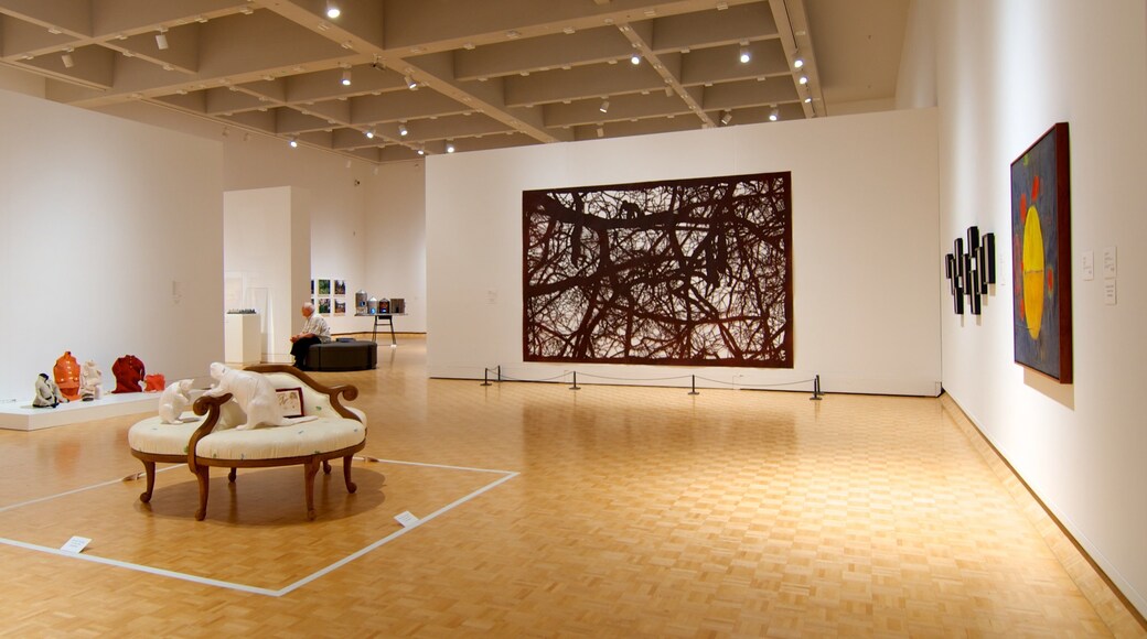 Galerie d\'art Mackenzie montrant vues intérieures et art