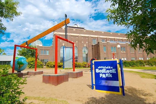 Regina mettant en vedette art en plein air et signalisation