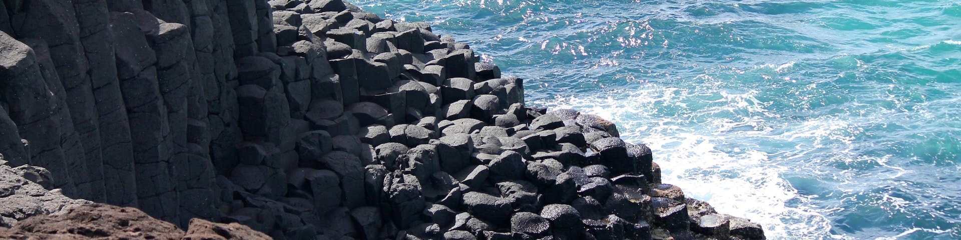 Fingal Lighthouse featuring rocky coastline