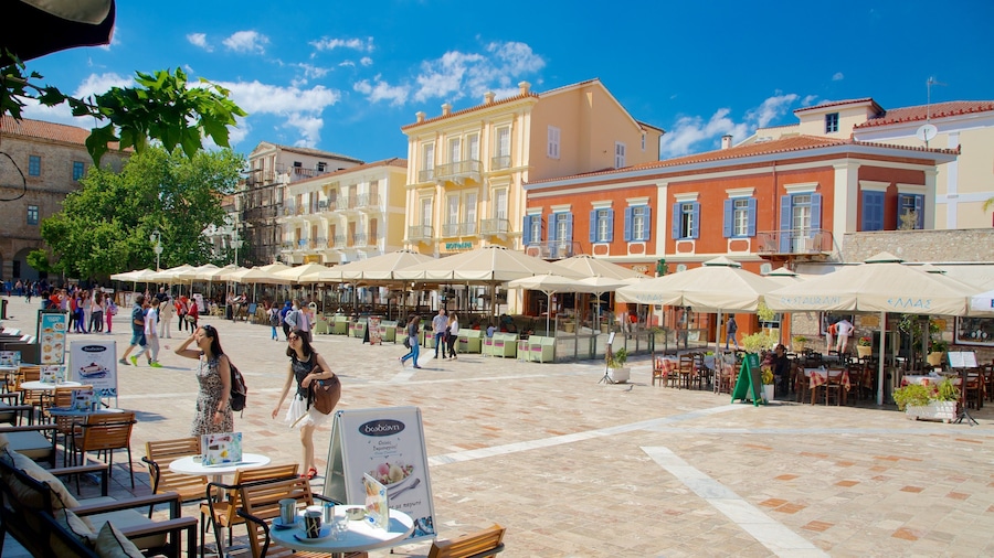 Constitution Square which includes a square or plaza, street scenes and heritage architecture
