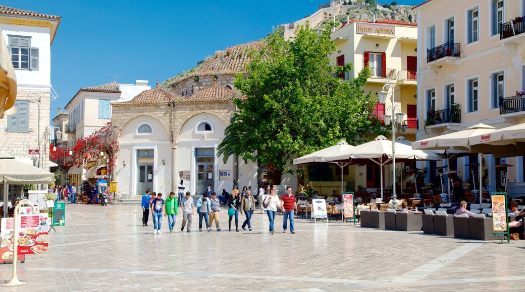 Place de la Constitution qui includes square ou place et scĂšnes de rue