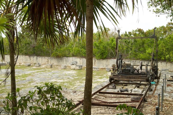 Un site archéologique comprenant des structures en pierre et des machines métalliques.