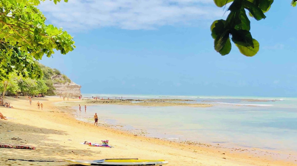 Praia do Espelho. Com lindas pousadas e casas para alugar.
Lugar com menos opções de restaurantes à noite.
Me hospedei no Quadrado, vilarejo próximo e passei o dia na praia do Espelho.