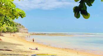 Praia do Espelho. Com lindas pousadas e casas para alugar.
Lugar com menos opções de restaurantes à noite.
Me hospedei no Quadrado, vilarejo próximo e passei o dia na praia do Espelho.