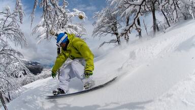 Cerro Bayo mostrando nieve y snowboard