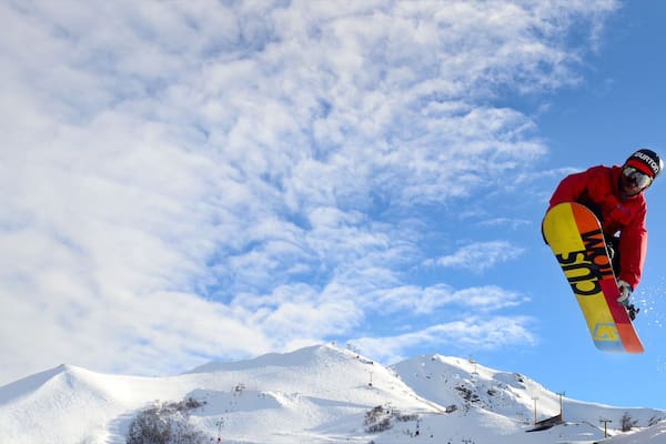 Cerro Bayo mettant en vedette snowboard et neige