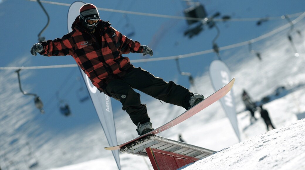 Cerro Bayo which includes snow, snow boarding and a gondola