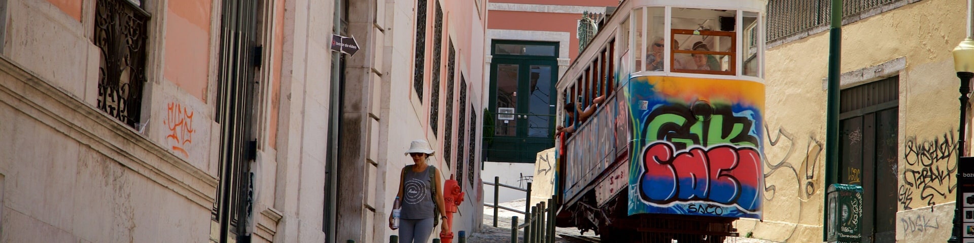 Elevador da Glória caracterizando itens de ferrovia, cenas de rua e arte ao ar livre