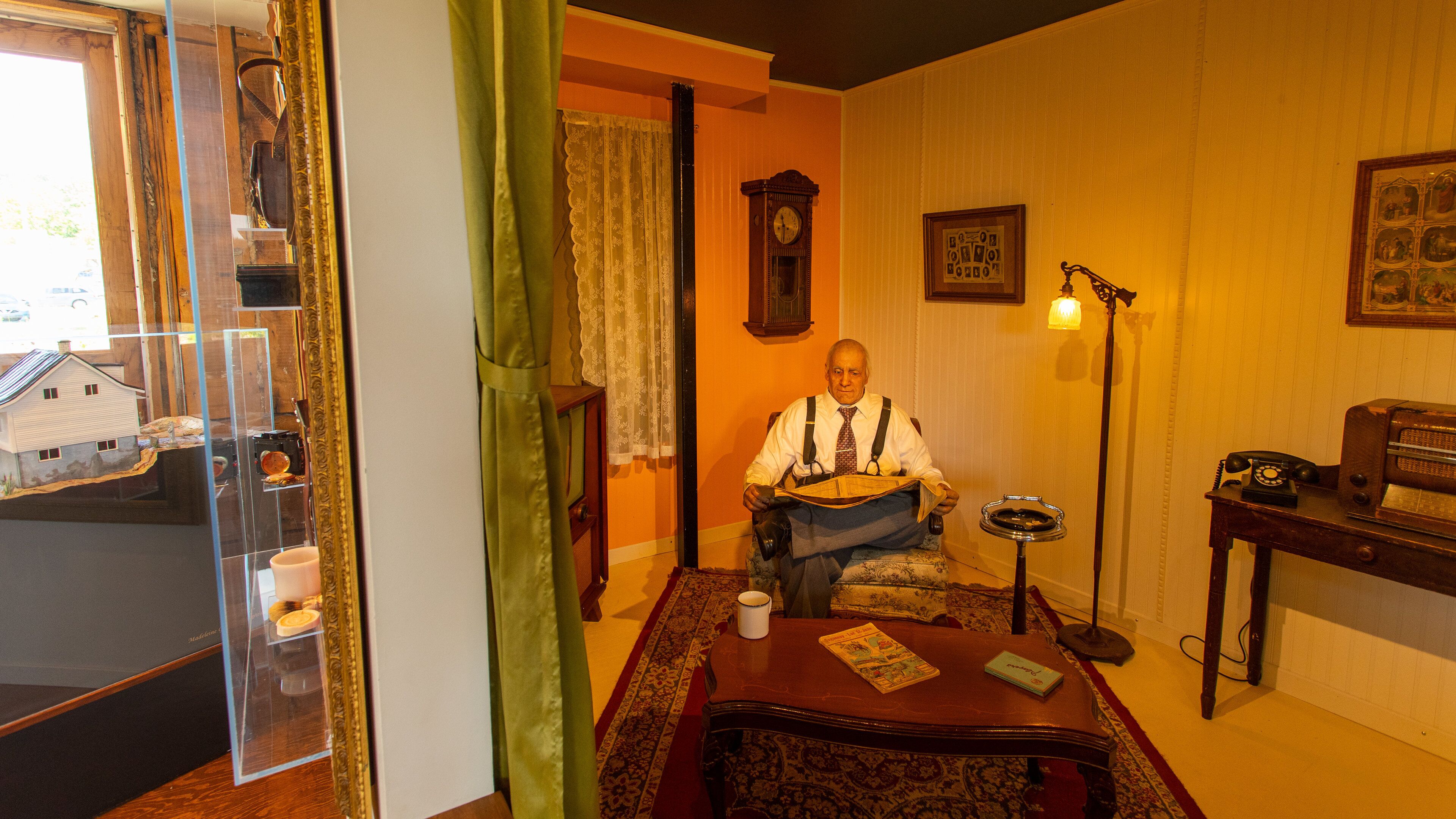 Petite Maison Blanche Museum showing interior views