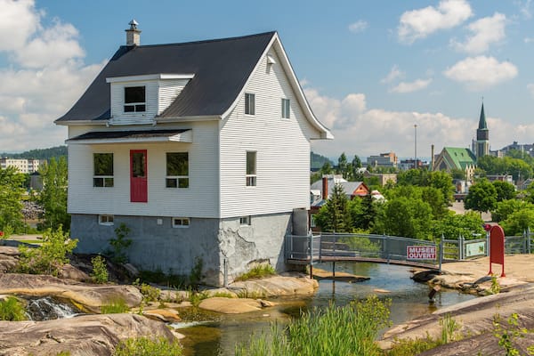 Petite Maison Blanche Museum showing a small town or village and a river or creek