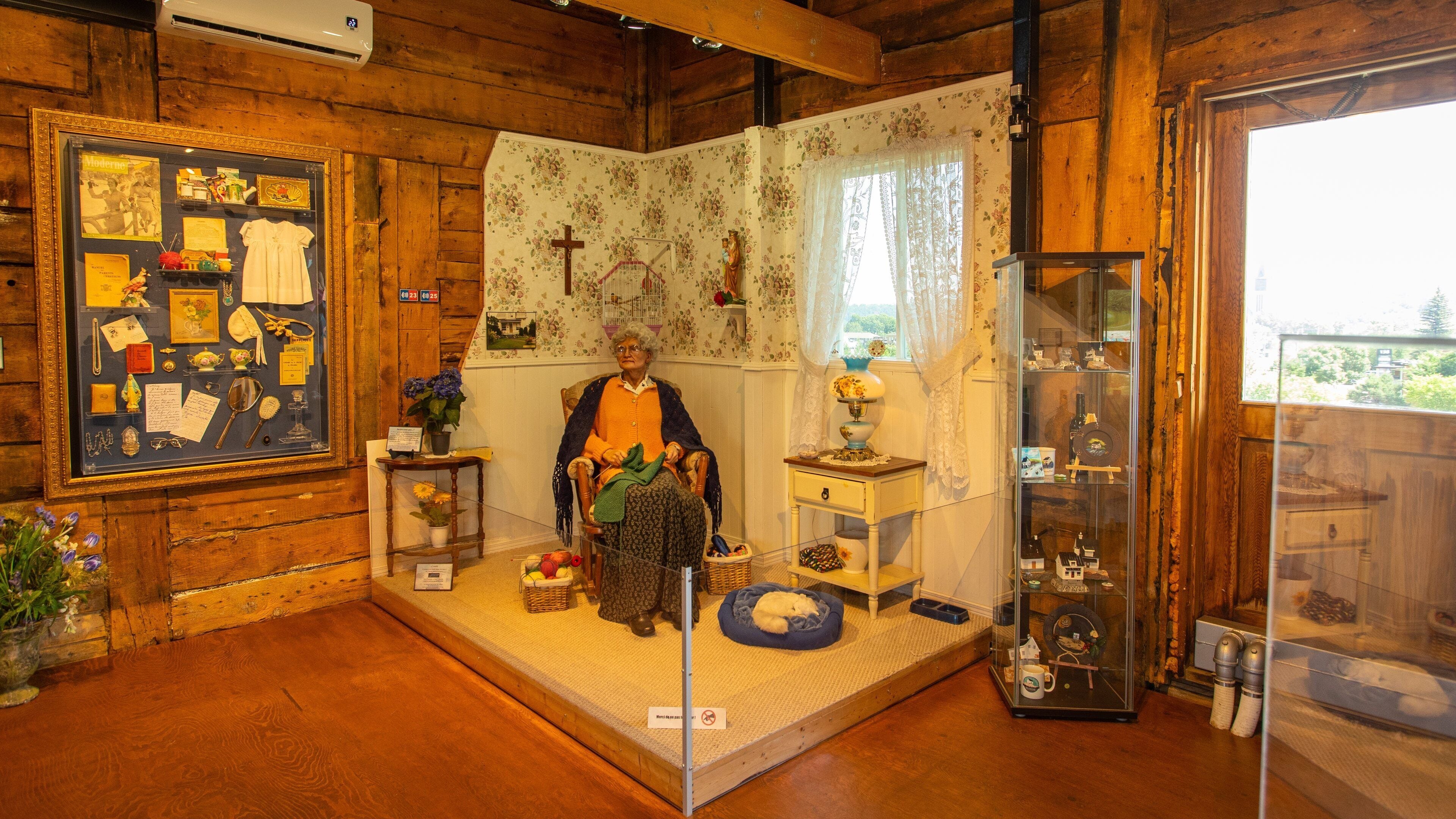 Petite Maison Blanche Museum which includes interior views