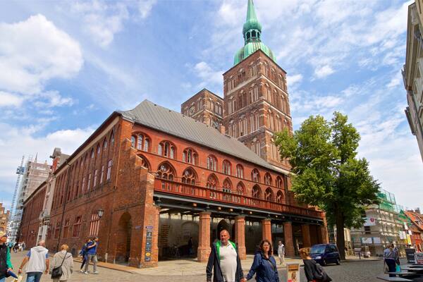 Rathaus which includes a city, heritage architecture and street scenes