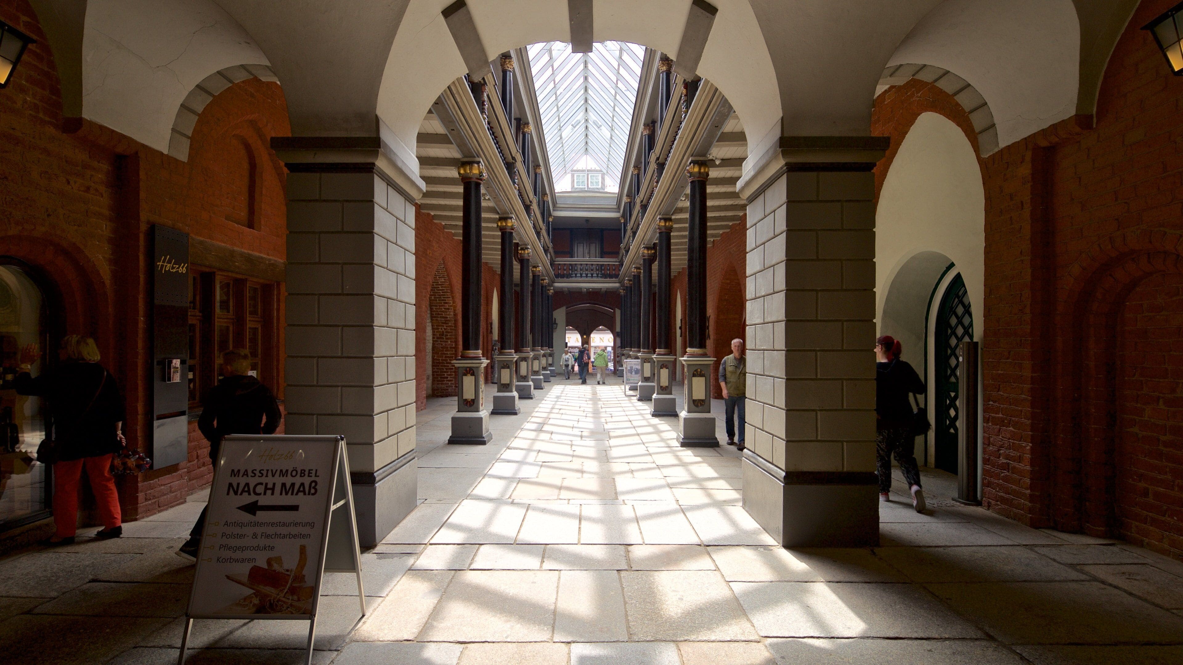Rathaus ofreciendo señalización y vistas interiores y también un pequeño grupo de personas