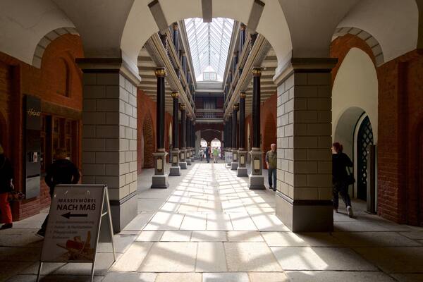 Rathaus das einen Beschilderung und Innenansichten sowie kleine Menschengruppe