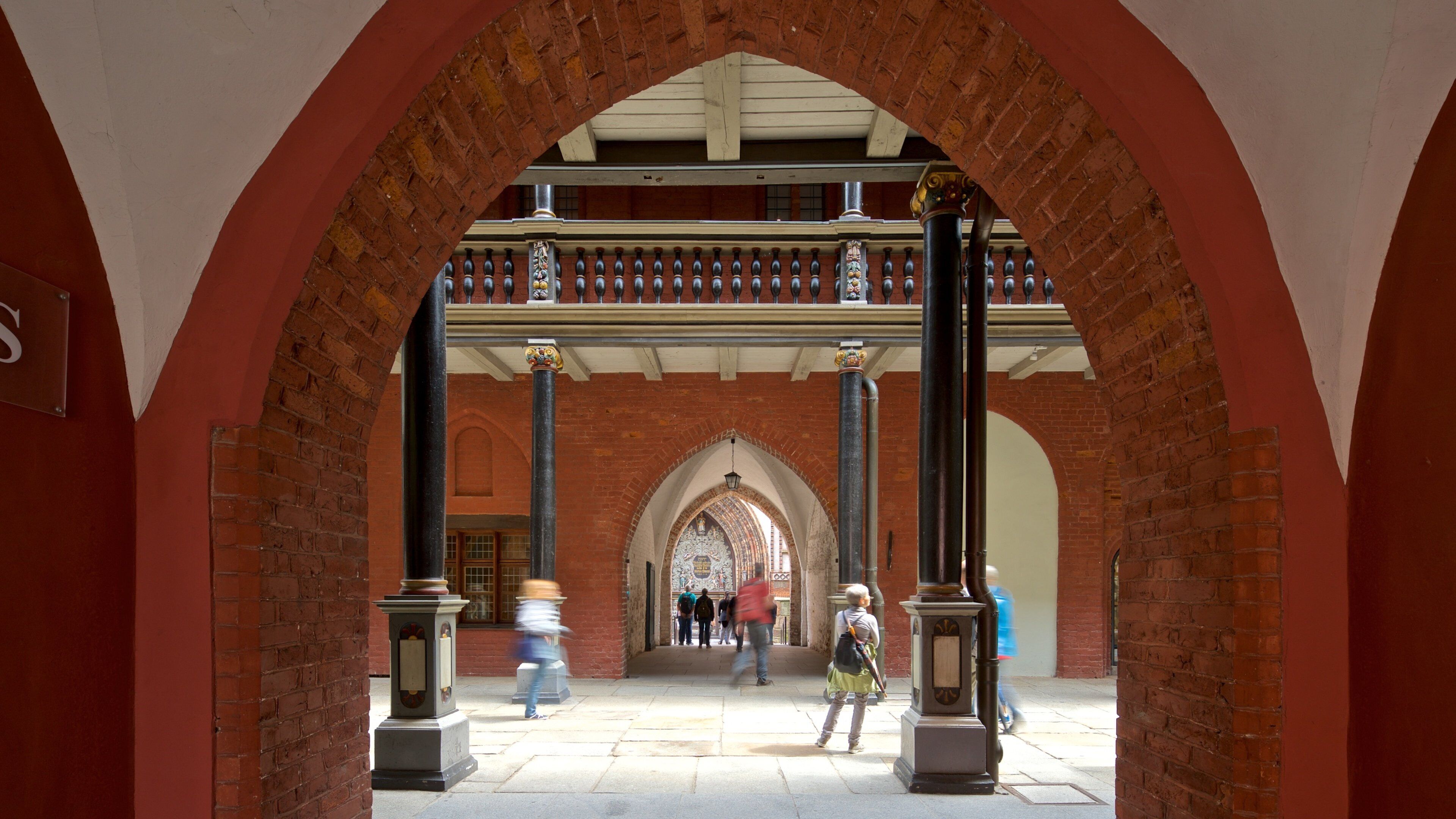 Rathaus mostrando vistas internas e elementos de patrimônio assim como um pequeno grupo de pessoas