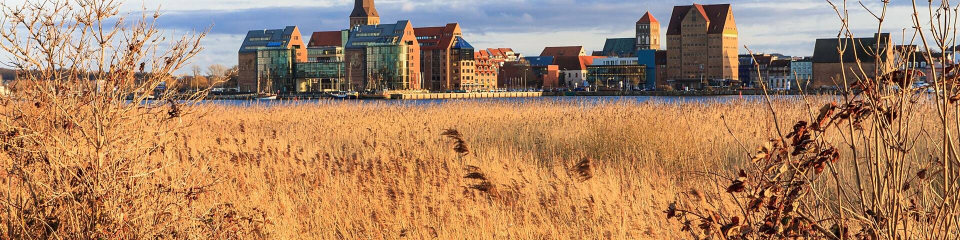 Blick über die Warnow auf Rostock