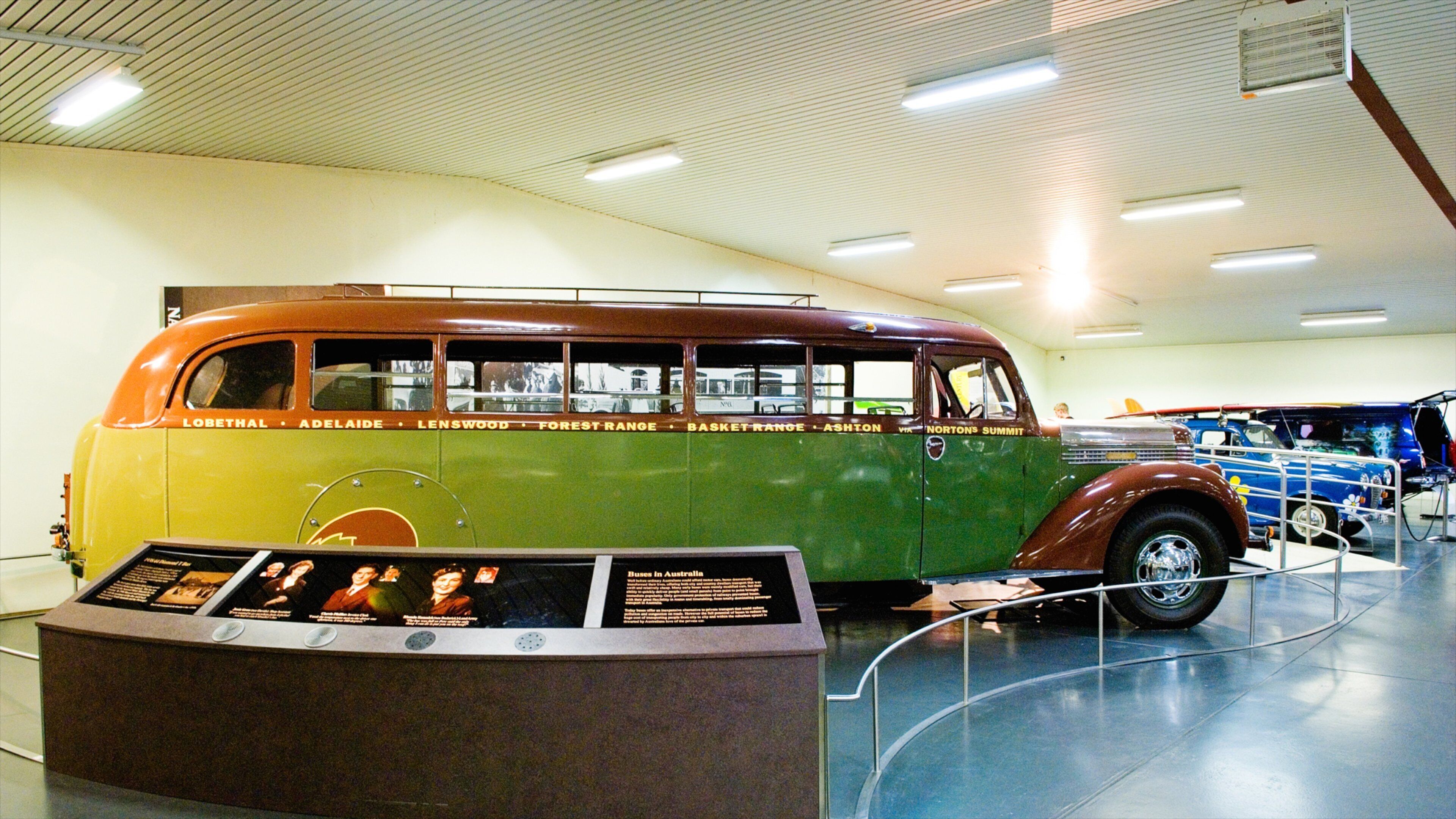 National Motor Museum mostrando vistas internas