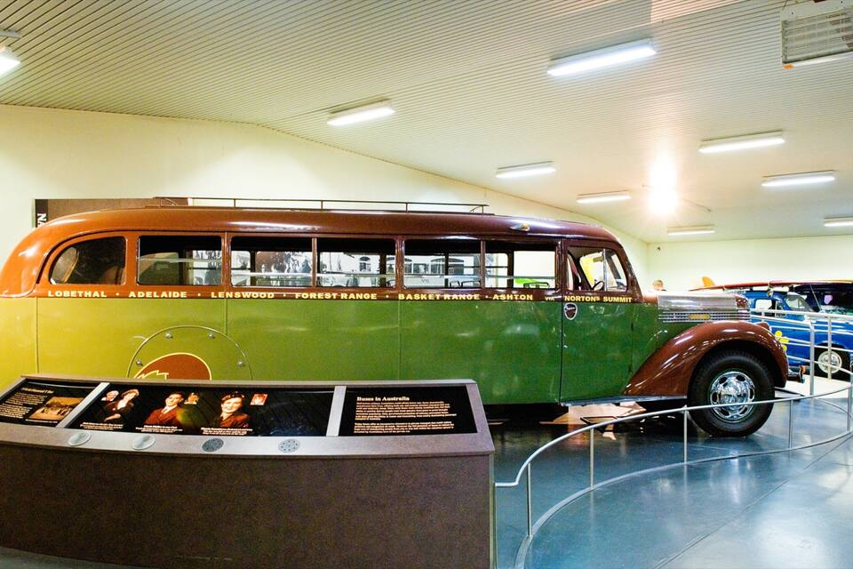 Un autobus d'epoca con una vetrina davanti.