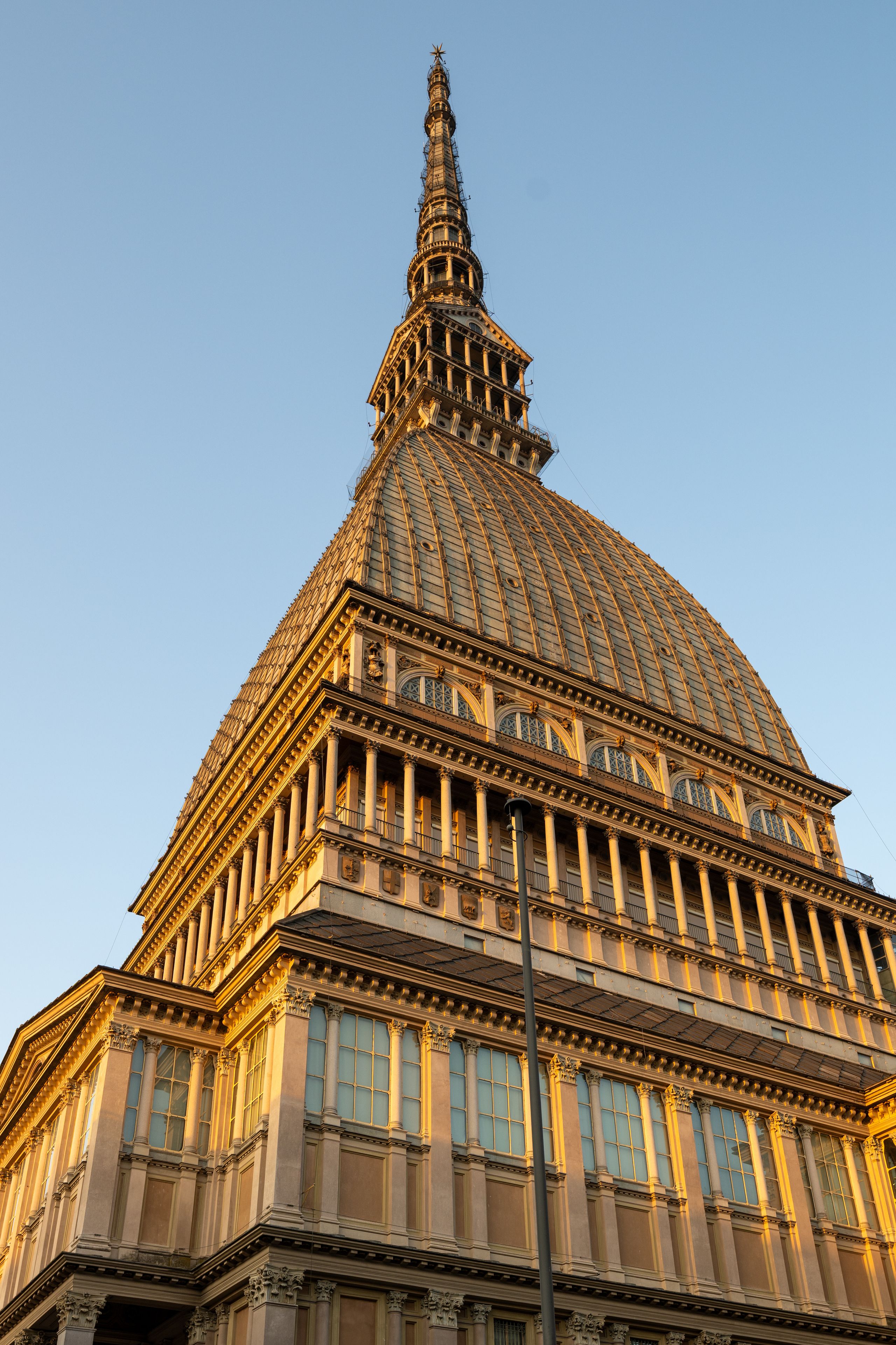 Un edificio grande y ornamentado con una cúpula destacada y una aguja.