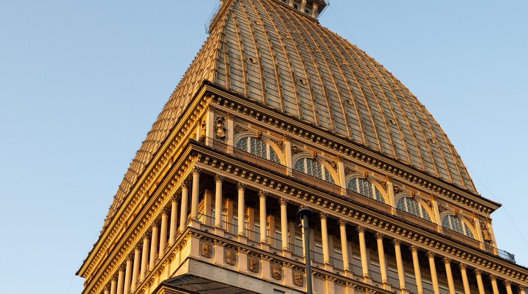 Un edificio grande y ornamentado con una cúpula destacada y una aguja.
