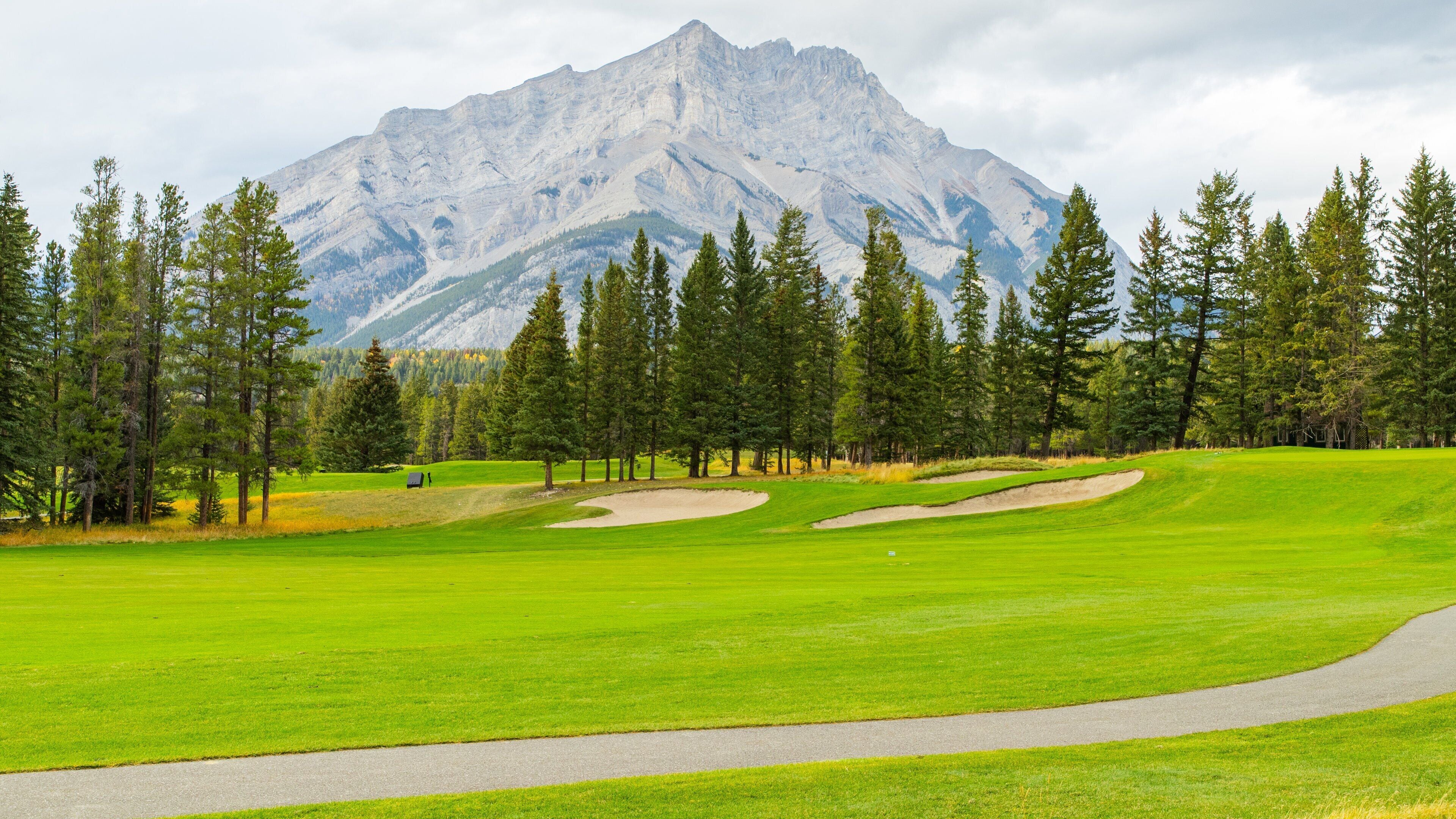 Banff Springs Golf Club showing mountains and golf